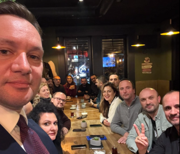 Zogaj publikon fotografi me disa nga anëtarët e degës së tretë të LDK-së në Prishtinë