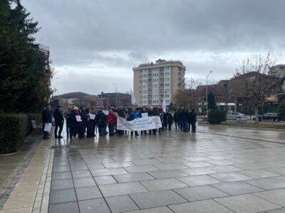 Sindikata e Shëndetësisë protestoi para Qeverisë, Vitia i fton në takim