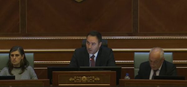 Në prag të zgjedhjeve Konjufca e nxjerr ‘zanin’, qorton deputetët e Listës Serbe: Shkoni dhe i rrini gatitun shefit tuaj kriminel