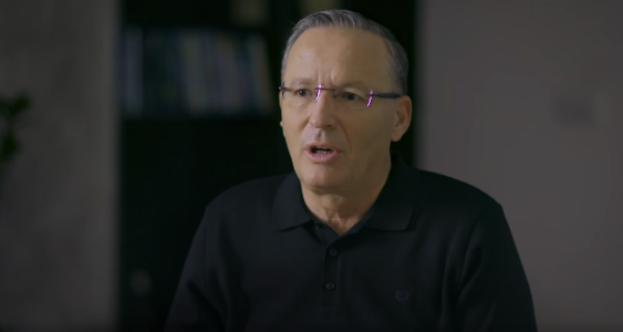 Hamza me rrëfim emocional: Sakrifica e babait dhe solidariteti i nënës, vlera që më udhëheqin në jetë (Video)