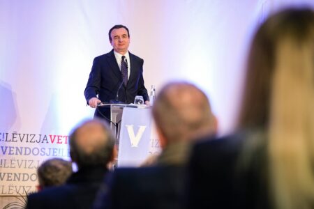 Kurti s’i përton kritikave: Sulmon e akuzon mediat, pushtetin gjyqësor e opozitën