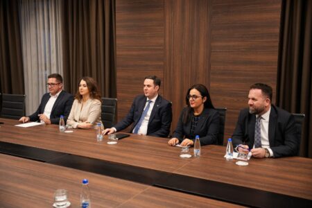 Abdixhiku takon Raportuesin për Kosovën në Parlamentin Evropian, i kërkon mbështetje për Kosovën