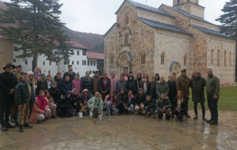 Fëmijët shqiptarë vizitojnë manastirin e Deçanit