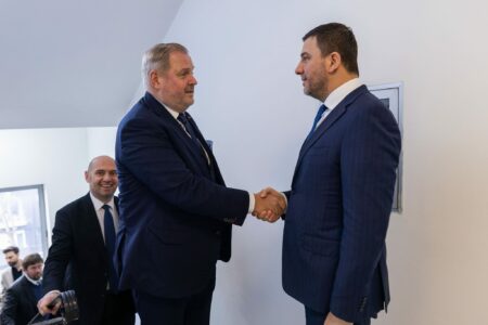 Krasniqi takohet me Terras, kërkon që BE-ja të reagojë ndaj sulmeve të Serbisë karshi Kosovës