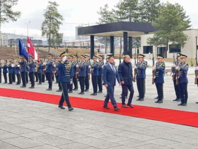 Ministri letonez arrin në Kosovë, pritet me ceremoni nga Maqedonci dhe FSK