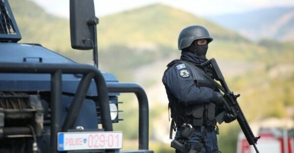 Policia jep detaje për arrestimin e katër “pelegrinëve” serbë në Gjakovë, dy prej tyre toger e ushtar të Serbisë