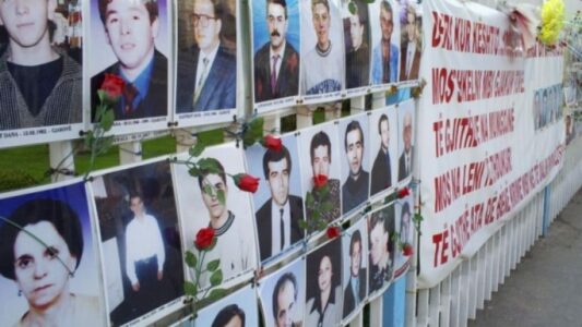 Hoti: Serbia përmes kushtëzimit nga BE-ja do t’i dorëzojë informacionet që ka për të zhdukurit