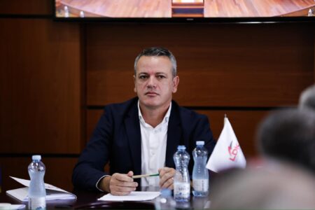 Arben Gashi për mosdorëheqjen e Kurtit: Kjo është budallaki!