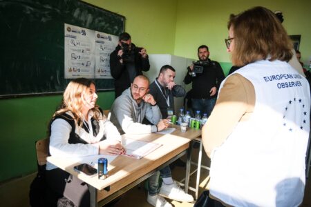 Shefja e misionit monitorues të BE-së shkon në Graçanicë, vëzhgon nga afër procesin zgjedhor