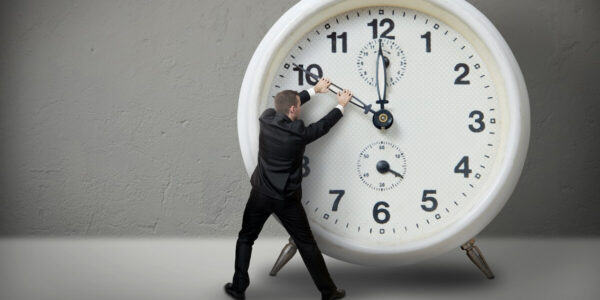 Të dielën akrepat e orës lëvizin 60 minuta para