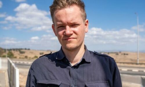 Arrestimi i gazetarit suedez, Turqia lëshon akuza për terrorizëm e thotë se ai e “fyu” Erdoganin