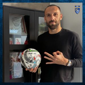 Muriqi merr topin e het-trickut ndaj Islandës, ia nënshkruajnë të gjithë bashkëlojtarët e Kosovës