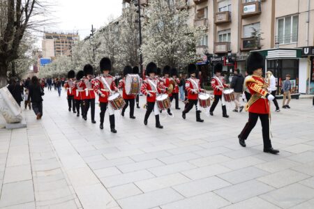 Trupa e daulleve e ushtrisë britanike performon në sheshin e Prishtinës,