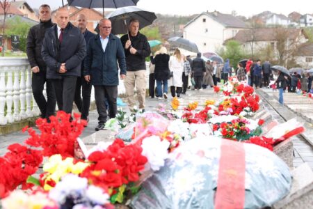 Haradinaj, nderon martirët e Pastaselit dhe Burimit: Gjaku i tyre nuk u derdh kot