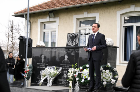 Kurti bën homazhe te lapidari i familjes Morina: Pa gjakun e dëshmorëve dhe martirëve, Kosova nuk do të çlirohej