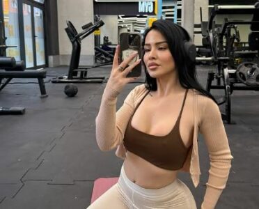 Arta Kabashi me poza të zjarrta para pasqyrës