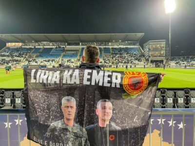 Ndeshja Kosova-Islandë: Hashim Thaçi e Kadri Veseli nderohen edhe nga tifozët