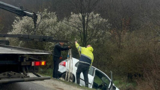 Aksident në Sllatinë, vetura përfundon jashtë rruge