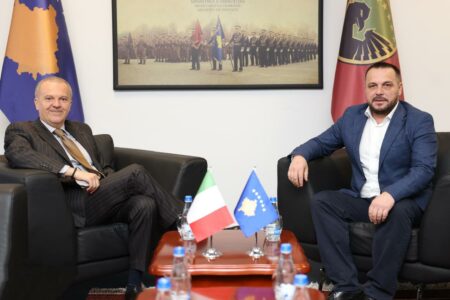 Ambasadori italian takohet me Maqedoncin