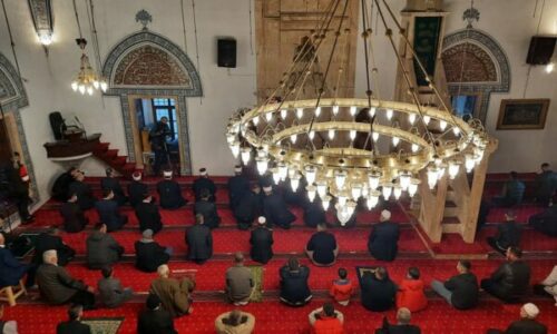 Besimtarët muslimanë sot festojnë Fitër Bajramin