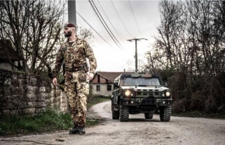 Ushtarët italianë të KFOR-it zhvillojnë patrullime në komunën e Klinës