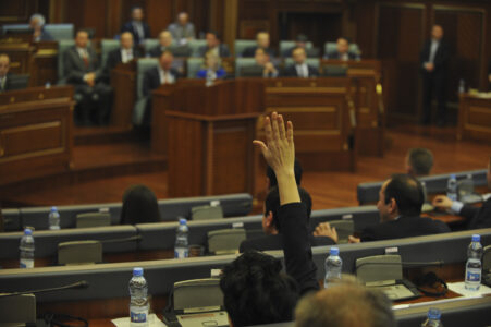 Seanca konstituive e Kuvendit: Çka në rast se nuk zgjidhet kryeparlamentari?