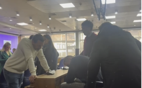 Vetëvendosjes në Prishtinë i largohen dy asamblistë (Video)