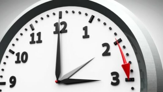 Sonte pas mesnate akrepat e orës shkojnë 60 minuta para