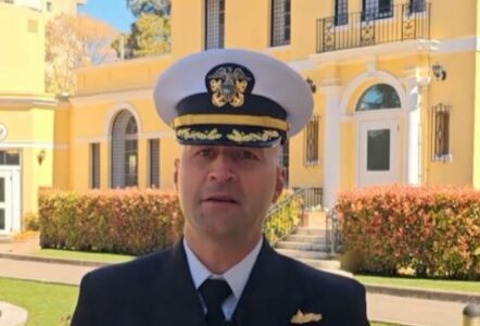 Shqiptari nga Tirana merr drejtimin e anijes luftarake amerikane USS Pearl Harbor