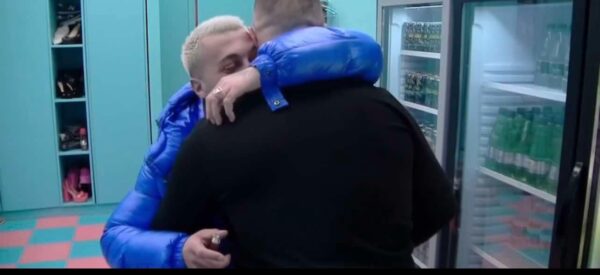 Shkelzeni e gjen Gjestin në lavanderi