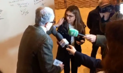 Ish-kryeministri italian pasi ia tërhoqi flokët gazetares: Bëra gabim, koha të reflektojë