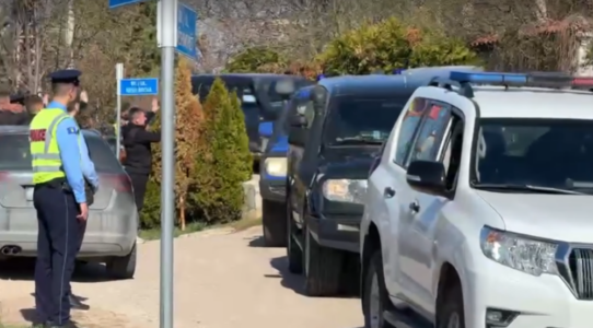 Pas dy orësh qëndrim me familjarët e ngushtë, Hashim Thaçi largohet nga shtëpia e tij në Burojë (Video)