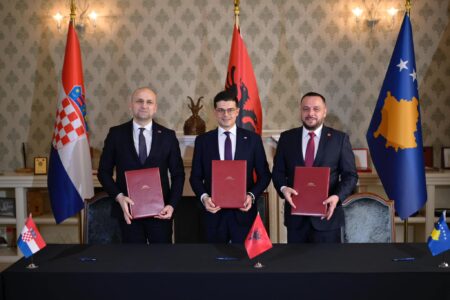 Revista kroate demanton Vuçiqin: Marrëveshja trepalëshe ushtarake u koordinua me ShBA-në dhe NATO-n