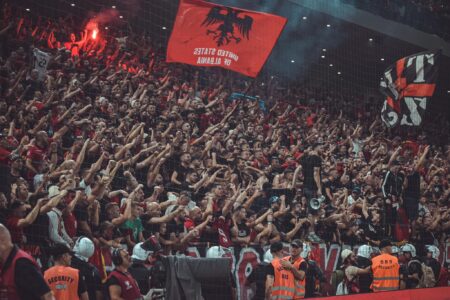 “Mashtrimi ka emër: FSHF”, Tifozat Kuq e zi reagojnë pas shpërndarjes së biletave për ndeshjen Shqipëri – Serbi