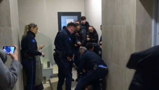 KMDLNj kundërshton arrestimin e aktivistëve para zyrave të ZRrE-së