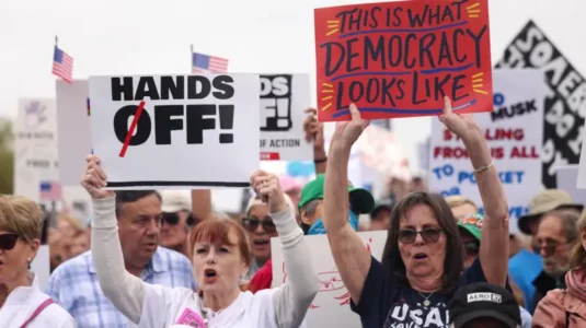 Protestuesit e Uashington DC deklarojnë “Jo mbretër”