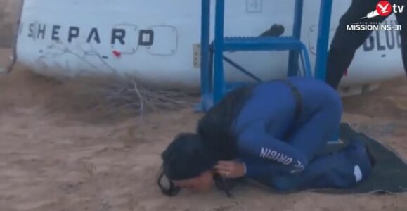 “Raketa e grave” e Jeff Bezos kthehet nga hapësira, Katy Perry puth tokën