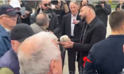 ‘‘Ça po merresh me Thaçin’’, ‘‘Qeveria i ka fajet’’ – Qytetarët përplasen mes vete në protestë (Video)