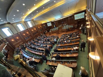 Kurti s’i ka numrat/ Dështon seanca konstituive, mbahet pas 48 orësh