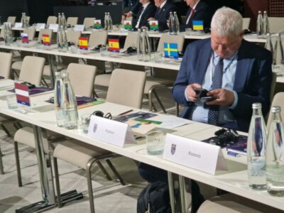 Skandaloze: Tavolina e Kosovës e vetmja pa flamur shtetëror në Kongresin e UEFA-s në Beograd, sekretari i FFK’së qëndron i ulur