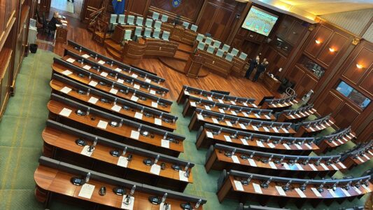 ‘Kërkohet ndihma e presidentes Osmani’ – Kuvendi del me njoftim pas ndërprerjes së seancës konstituive