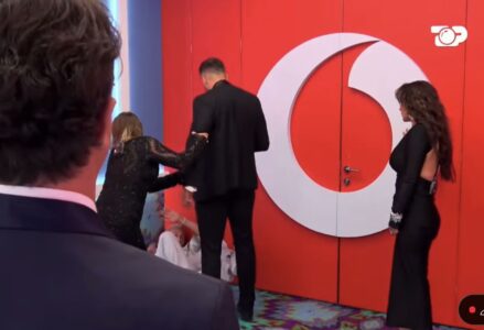 Skandal në Big Brother: Jozi e gjuan Gjestin me shuplakë dhe e rrëzon për tok gjatë transmetimit direkt