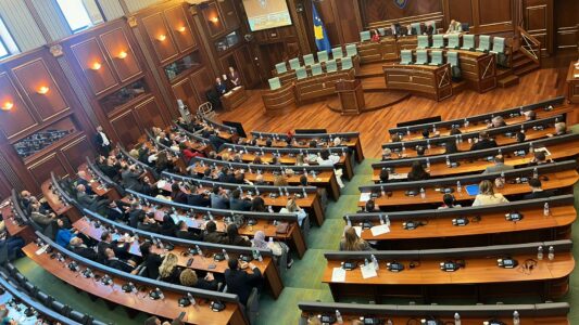 PDK dhe AAK nuk ndryshojnë qëndrim: As sot s’e votojnë kandidaten e propozuar nga VV për kryeparlamentare