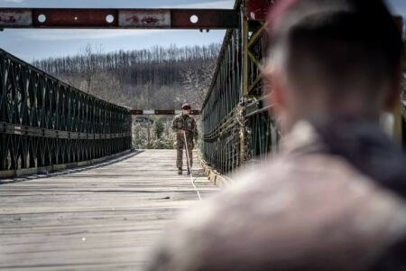 Ushtarët italianë të KFOR-it inspektojnë urat në Pejë, Klinë dhe Gjakovë