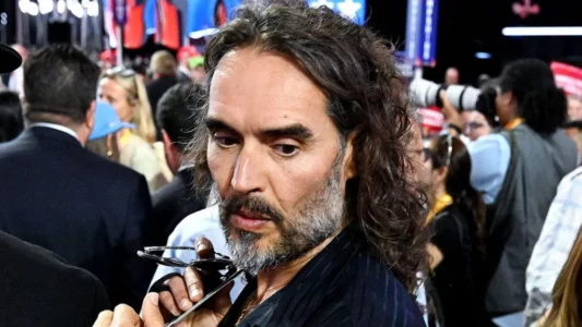 Komediani Russell Brand akuzohet për përdhunim