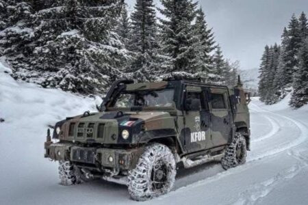 KFOR-i italian patrullon përgjatë kufirit me Serbinë në Istog
