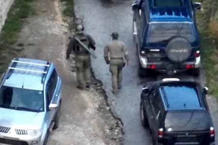 16 të arrestuar: Sveçla thotë se njëri nga ata është “i afërm i të dyshuarit kryesor për vrasjen e Afrim Bunjakut”