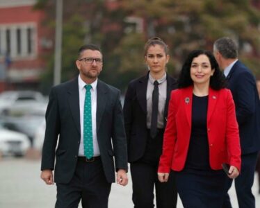 Nga presidenca të ashpër me Muratin: Njeri i fundit je që flet për seriozitet, hiqeni tarifën për ShBA-të, e leni deklaratat e turpshme