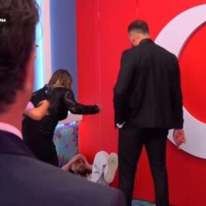 Jozi grushton Gjestin në dalje nga shtëpia