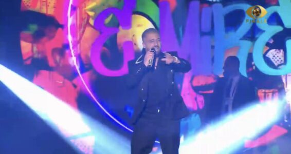 Gjesti në skenë, motra nuk reziston dhe ngjitet për ta përqafuar – sigurimi detyrohet të ndërhyjë